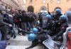 Scontri di Bologna, solidarietà ai poliziotti feriti e ferma condanna dei criminali Scontri a Bologna tra polizia e manifestanti
