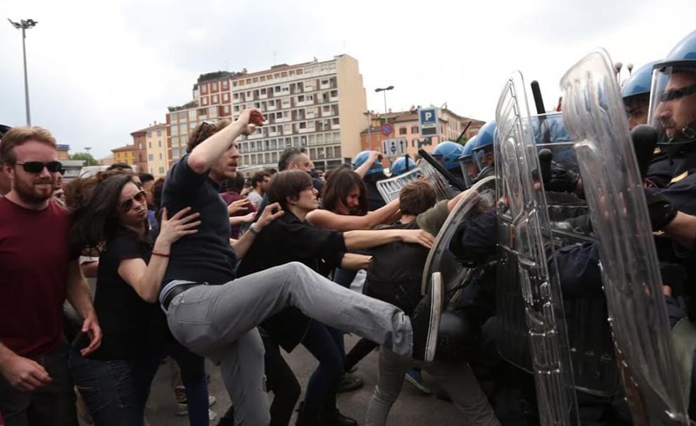 Scontri a Bologna tra polizia e manifestanti
