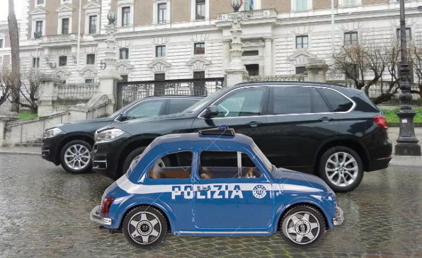 Mezzi Polizia BMW vs Auto giocattolo