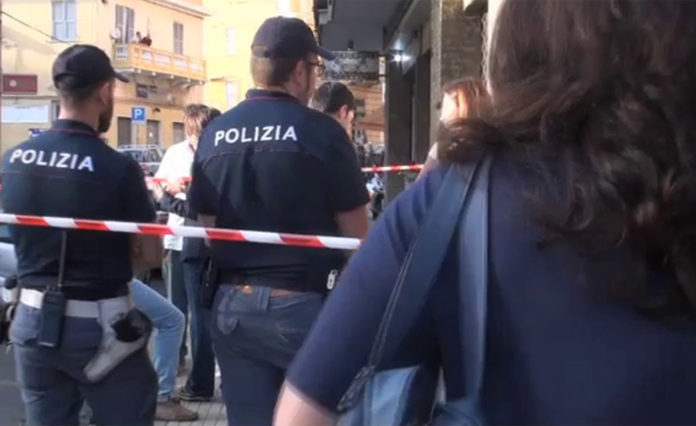Poliziotto accoltellato a Genova. Morto l'aggressore