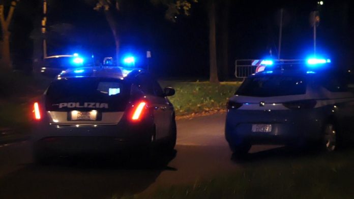 Auto della Polizia di Stato in servizio notturno