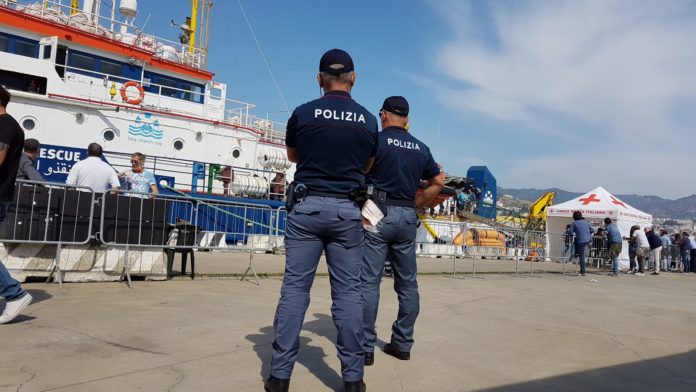 Operatori di Polizia in servizio al porto