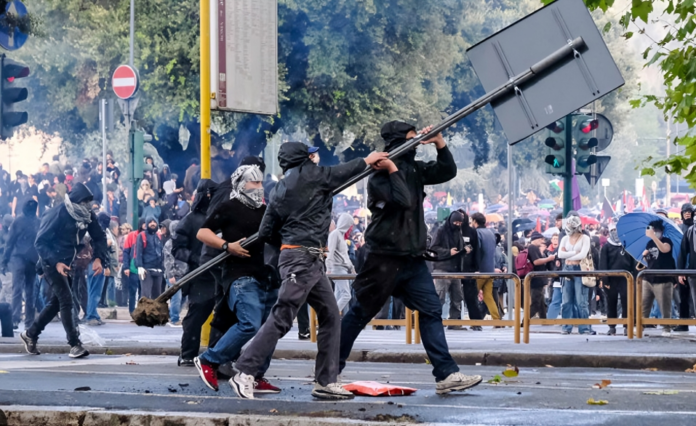 Torino, pro-Pal violenti. Operazione RIOT