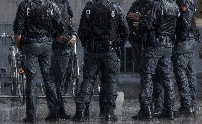 Operatori del Reparto Mobile della Polizia di Stato sotto la pioggia